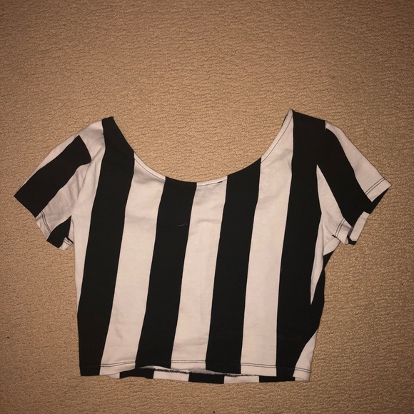 Forever 21 black and white crop top - Picture 2 of 2
